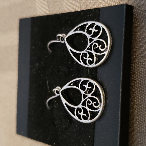 Jewelry - NWOT Silver Tone Tear Drop earrings 💥